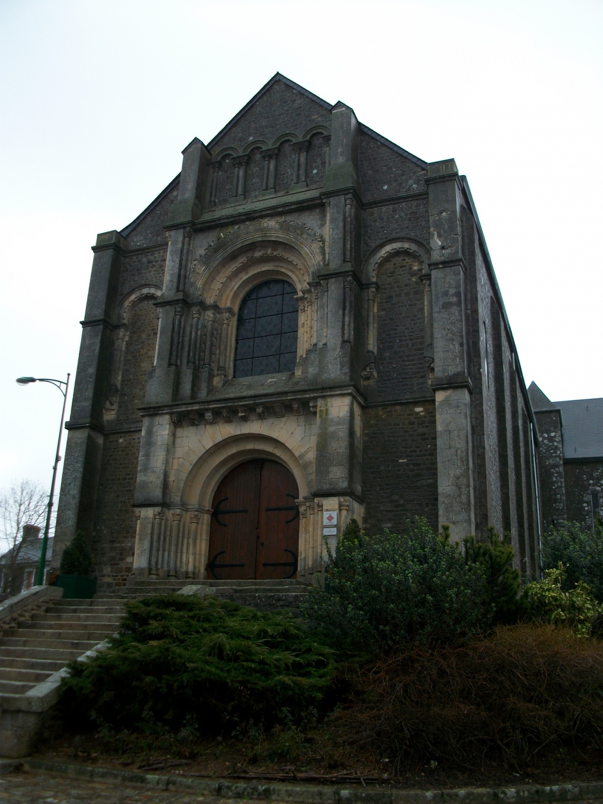 face avant Eglise de Javron les Chapelles  (53250)