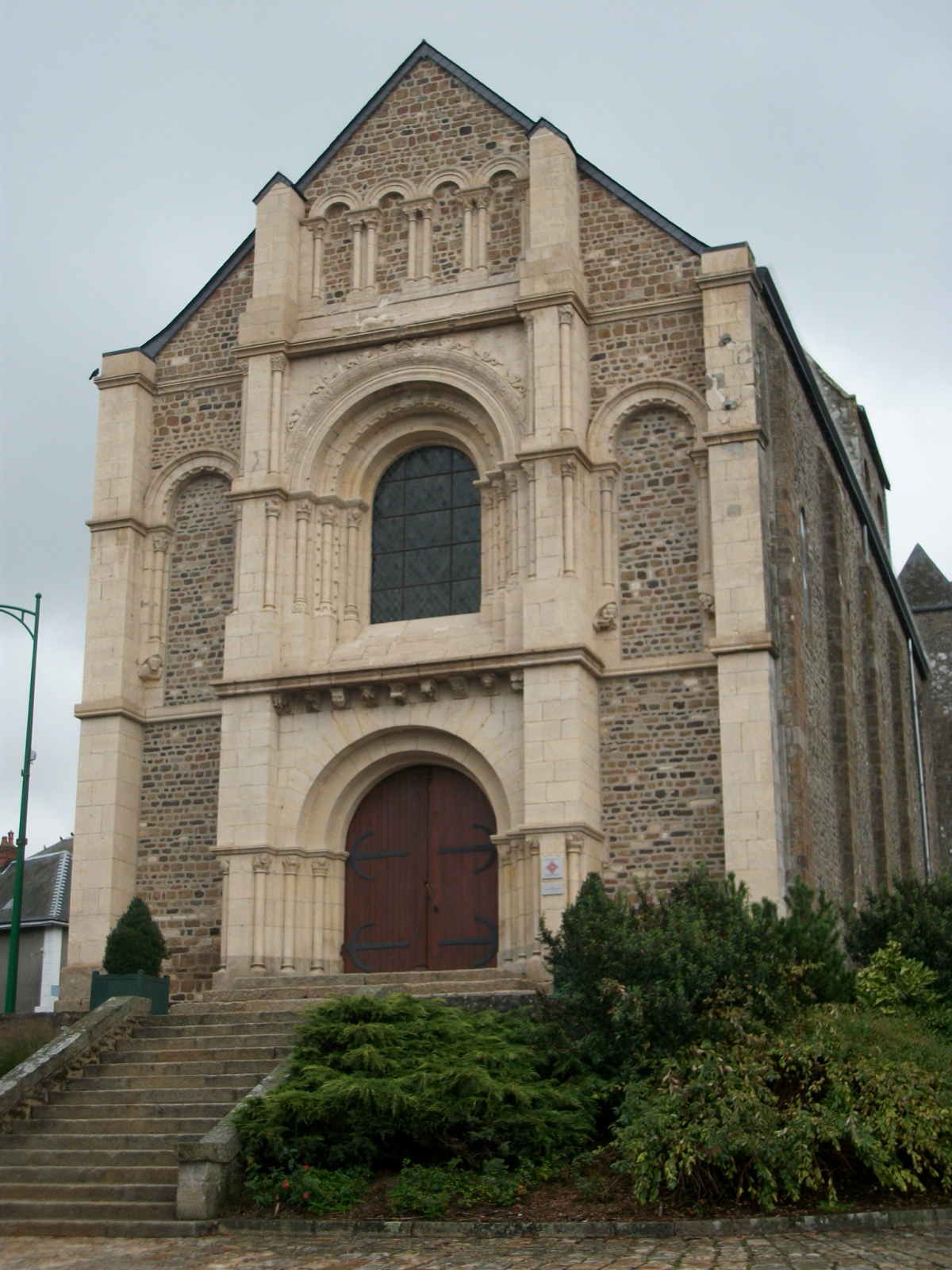 face avant Eglise de Javron les Chapelles  (53250)
